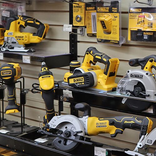 Gula och svarta elverktyg från DeWalt på butikshyllor.